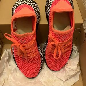 EUC- Adidas deerupt runner J- kids size 4.5